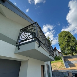 Garde-corps en fer forg� design sur le balcon d�une maison familiale