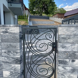 Portail forg� fabriqu� par UKOVMI pour une maison familiale � cl�ture de haute qualit�