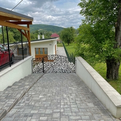 Portail luxueux forg� à la main avec des branches de chêne � cl�ture d'une maison familiale dans un village en Slovaquie
