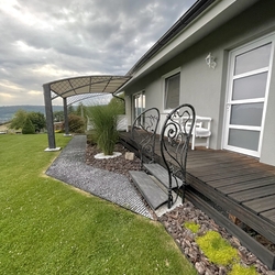 Balustrade forgée à la main avec des marches sur la terrasse d'une maison familiale - balustrade extérieure et escaliers Balustrade forgée à la main avec des marches sur la terrasse d'une maison familiale - balustrade extérieure et escaliers