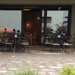 Tables rondes et chaises forg�es à la main avec le nom du restaurant Bellucci � mobilier de terrasse