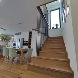 Rampe d�escalier int�rieure � garde-corps moderne en fer forg�