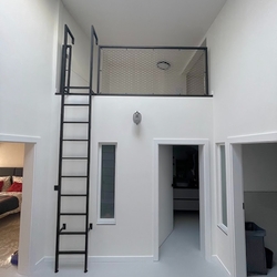  Garde-corps moderne en m�tal avec �chelle, assurant une utilisation optimale des espaces dans les pièces hautes
