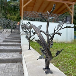 Garde-corps et cl�ture forg�s à la main avec un motif forestier