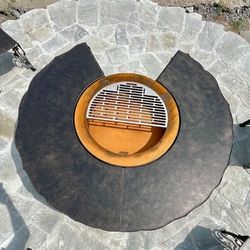 Foyer multifonctionnel avec grill et espace de rangement pour le bois