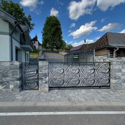 Portail coulissant en fer forg� auprès d'une maison familiale dans la r�gion de Spi� � r�alis� selon le projet de l�architecte Ing. Jozef Figl�r