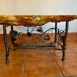 Table de luxe fabriqu�e pour une cave à vin