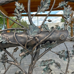 Bo�te aux lettres forg�e à la main avec le logo UKOVMI, int�gr�e dans le garde-corps design