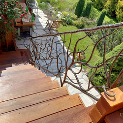 Balustrade design pour les escaliers extérieurs d'une maison de campagne - balustrade forgée exceptionnelle de haute qualité Balustrade design pour les escaliers extérieurs d'une maison de campagne - balustrade forgée exceptionnelle de haute qualité