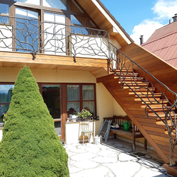 Balustrade artistique fabriquée pour un chalet dans les montagnes de Liptov - balustrade forgée à la main avec le logo UKOVMI Balustrade artistique fabriquée pour un chalet dans les montagnes de Liptov - balustrade forgée à la main avec le logo UKOVMI