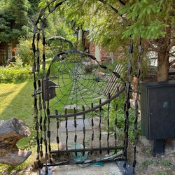 Portillon forg� à la main avec une toile d�araign�e et une araign�e � portillon design