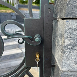 Poign�e en fer forg� sur le portillon