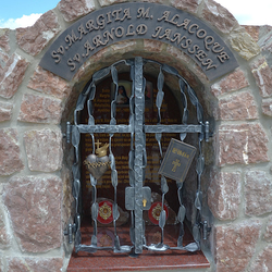 Monument - Sainte Marguerite-Marie Alacoque - cœur avec une flamme, une croix et une couronne d'�pines, Saint Arnold Janssen - Bible