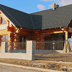 Cl�ture forg�e pour chalet en rondins - Babi�ka - portail et cl�ture forg�s à la main