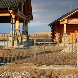 Portail forg� à la main dans le style rural, intitul� Grand-mère