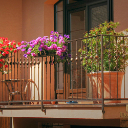 Garde-corps forg� avec supports pour fleurs sur le balcon d'une maison individuelle