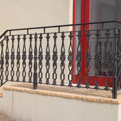 Copie de la balustrade historique sur les escaliers à l'entrée d'une maison bourgeoise Copie de la balustrade historique sur les escaliers à l'entrée d'une maison bourgeoise