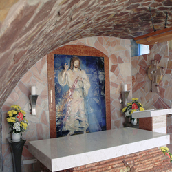 Bougeoirs en inox et supports de fleurs - vue d'ensemble de la chapelle