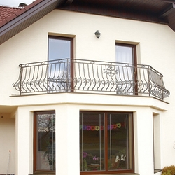 Balustrade forg�e sur le balcon d'une maison familiale - balustrade de qualit�, trait�e pour l'ext�rieur