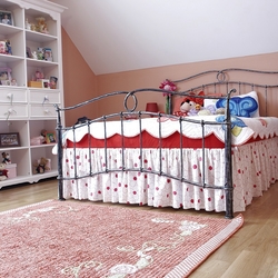 Un lit romantique de haute qualit�, imagin� pour la chambre d�un enfant � un mobilier plein de charme et de douceur