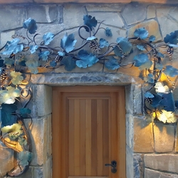 Luminaire vigne con�u et fabriqu� artisanalement à UKOVMI pour une cave à vin