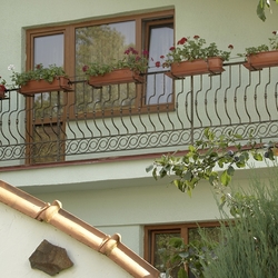Garde-corps forg� de balcon avec supports pour pots de fleurs
