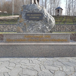 Inscriptions forg�es en couleur dor�e au lieu de pèlerinage de Butkov