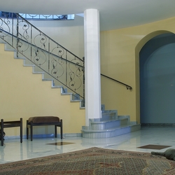 Balustrade forg�e dans le sous-sol d'une villa de luxe - balustrade int�rieure