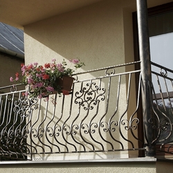 Supports pour fleurs sur les garde-corps forg�s de balcon