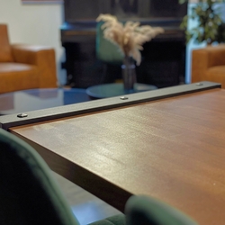 Tables en m�tal avec du bois dans la salle de conf�rence