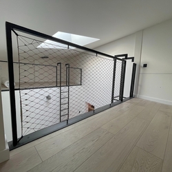 Garde-corps en m�tal avec filet en inox à c�bles