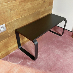 Banc de rangement pour chaussures à l'entr�e de la chambre d'h�tel - banc m�tallique moderne pour un int�rieur contemporain