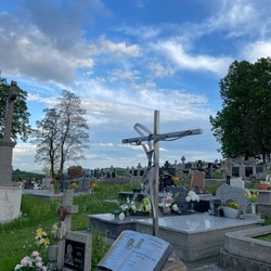 Monument avec un livre cr�� à la m�moire de deux prêtres