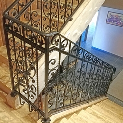 Vue de la rampe int�rieure après la reconstruction de la pension