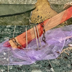 Chaîne forgée et clous au design historique près de la croix dans l’église Chaîne forgée et clous au design historique près de la croix dans l’église