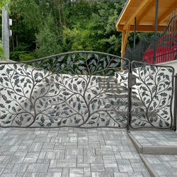 Portail design forg� à la main en forme de branches de chêne, situ� près d'une maison familiale dans l'est de la Slovaquie