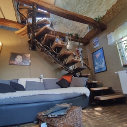  Escalier artistique avec une combinaison de m�tal et de bois, con�u et fabriqu� à la main dans le studio UKOVMI