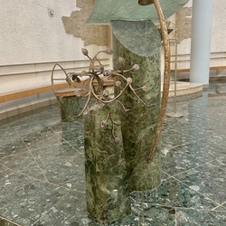 Porte-livres forg� à la main en forme de rose dans l��glise de la Reine de la Paix en Slovaquie