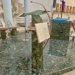 B�cher auf einem k�nstlerischen Buchst�nder