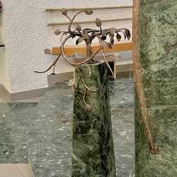 Porte-livres dans l’église avec un design artistique Porte-livres dans l’église avec un design artistique