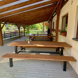 Bancs et tables de jardin sur la terrasse du caf� près de l��tang