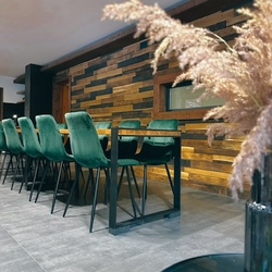 Tables modernes � structures m�talliques noires compl�t�es par du bois