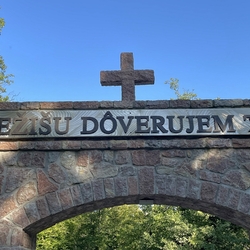 Plaque en inox avec texte forg� au lieu de pèlerinage de Butkov