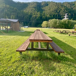 Table de jardin avec bancs de style vintage
