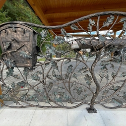 Bo�tes aux lettres forg�es à la main, int�gr�es dans une cl�ture de luxe