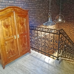 Pension entièrement r�nov�e, dans laquelle nous avons particip� à la restauration de l'escalier int�rieur à plusieurs �tages