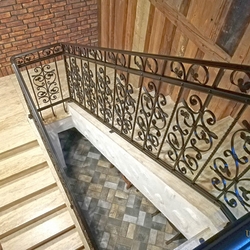 Rampe d'escalier fabriqu�e par l'artisanat de la forge UKOVMI - rampe forg�e