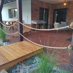 Vue de la terrasse avec balustrade en corde et �clairage forg� de l'atelier de l'artisanat du fer UKOVMI