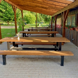 Tables et bancs de style folklorique sur la terrasse du caf�