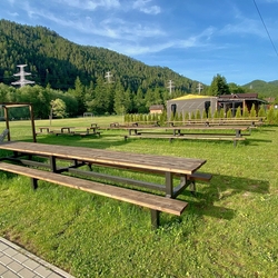 Bancs et tables de jardin pour des �v�nements et des camps au ranch de Kralova Lehota